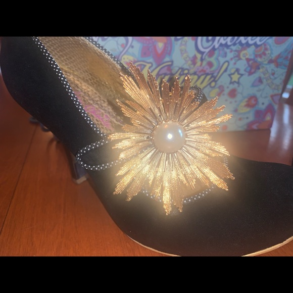 Irregular Choice Size 8 Women Black Velvet Pumps with Gold metal buckle detail. - Picture 2 of 8